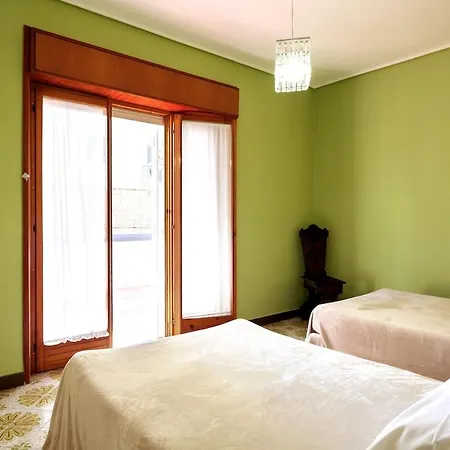 Flat Margot, Sorrento, 2br 2bt Flat, Sleeps 4, Terrace * Półwysep Sorrentyński